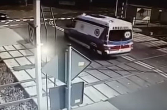 Լեհաստանում գնացքը բախվել է շտապ օգնության ավտոմեքենային