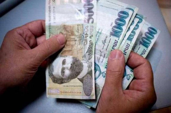 Այնթափի 2 բնակիչ 50 000 դրամ կաշառք են տվել ՔԿՀ–ներից մեկին բուժակին, որպեսզի նա 4 հեռախոս փոխանցի ՔԿՀ–ում գտնվող իրենց հորը