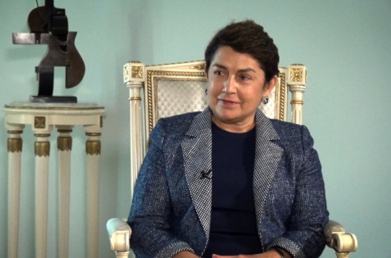 Իմ ամբողջ հոգով ու սրտով եղել եմ թե՛ արվեստաբան, թե՛ հեքիաթագիր, սակայն հիմա ինձ համար ամենակարևորն ընտանիքիս հետ լինելն է, ամենակարևոր դերը դա է. Նունե Սարգսյան