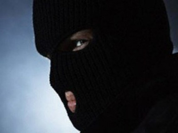 Երիտասարդը դիմակավորված մտել է սննդի կետ, աշխատակցուհուն հրել-գցել է գետնին. Ավազակային հարձակման մանրամասները