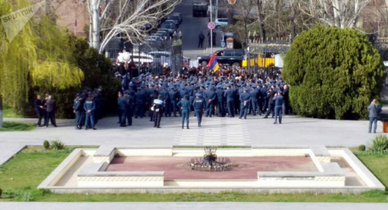 У здания парламента Армении проходит акция против ЛГБТ