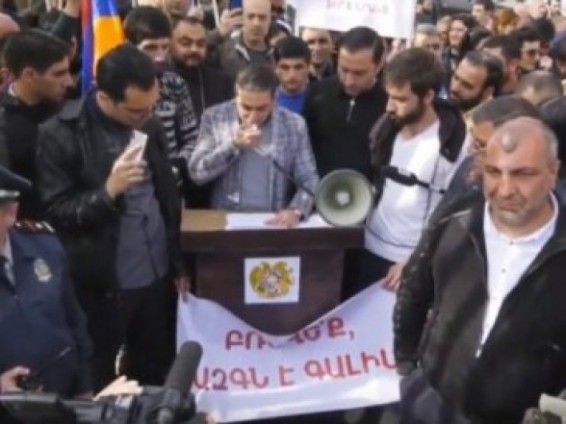 Նույնասեռականների դեմ բողոքի ակցիայի մասնակիցներ. «Զրպարտում ենք՝ դիմեք դատարան»