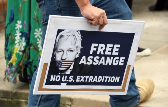 Хакеры Anonymous пригрозили британским властям после ареста Ассанжа