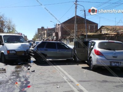 Երեւանում բախվել են Nissan-ը, «Նիվան», «Ֆորդը»-ն ու «ՎԱԶ-2109»-ը. ճանապարհը փակվել է, կա 4 վիրավոր (ֆոտո)