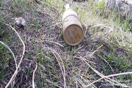 Ոստիկանության Հրազդանի բաժնի աշխատակիցներն անվտանգ տարածք են տեղափոխել քաղաքում հայտնաբերված նռնակը