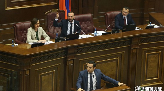 Не «ты», а «Вы»: перепалка между депутатами в Национальном Собрании Армении