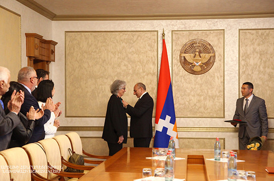 Արցախի նախագահը բարերար Քերոլայն Նաջարյանին հանձնել է «Վաչագան Բարեպաշտ» մեդալ