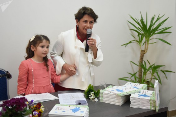 Жена президента Армении презентовала свою с внучкой книгу