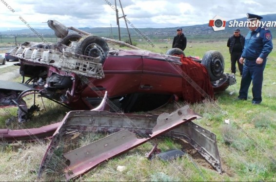 Աշտարակում մեքենան դուրս է եկել ճանապարհից ու գլխիվայր շուռ եկել դաշտում. shamshyan.com