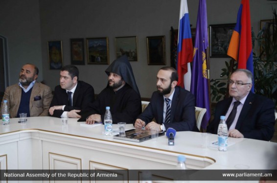 Արարատ Միրզոյանը հանդիպել է Սանկտ Պետերբուրգի հայ համայնքի ներկայացուցիչների հետ