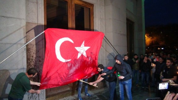 Ազատության հրապարակում Ջահերով երթից առաջ այրեցին Թուրքիայի դրոշը