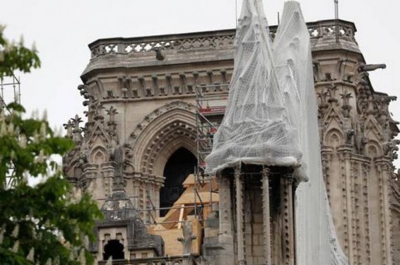 Հրդեհից տուժած Փարիզի Աստվածամոր տաճարն անձրևից պաշտպանելու համար ծածկում են անջրանցիկ կտորով