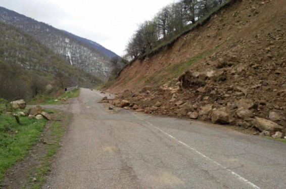 Կապան-Ծավ-Շվանիձոր-Մեղրի ավտոճանապարհի 36-րդ կմ-ում տեղի է ունեցել քարաթափում