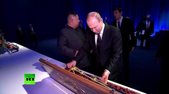 Ким Чен Ын подарил Владимиру Путину меч после переговоров во Владивостоке
