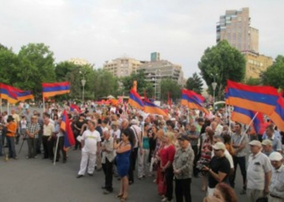 Ազատության հրապարակում 1.5 ժամ ուշացումով հանրահավաքը մեկնարկեց