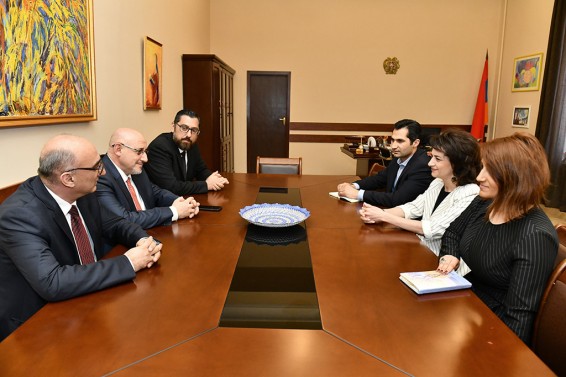 Աննա Հակոբյանը հյուրընկալել է իրավաբաններ Կարո Ղազարյանին, Գառնիկ Քերքոնյանին և «Թուֆենկյան» բարեգործական հիմնադրամի գործադիր տնօրեն Րաֆֆի Դուդակլյանին