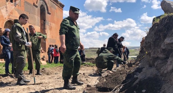 Российские пограничники помогли благоустроить двор церкви на армяно-турецкой границе