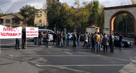 Рубен уходи!: у ереванского зоопарка проходит акция с требованием отставки директора