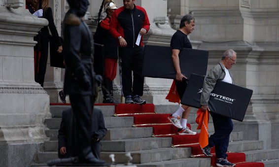 Պերուի նախագահը նախարարների հետ առաջին հանդիպումը վերածել է մարմնամարզության դասի