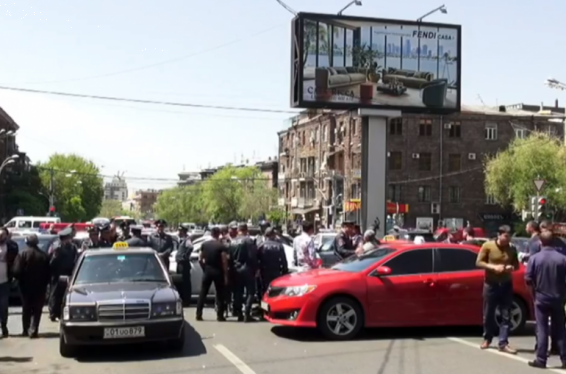 Տաքսու վարորդները փակել են Աբովյան-Կորյուն փողոցների խաչմերուկը. ժամանեց ՃՈ պետ Եգոր Կարապետյանը