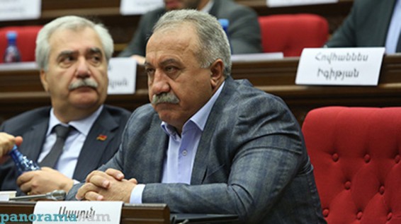 Սասուն Միքայելյանն ԱԺ նախագահին հիշեցրեց, որ պետք է եռատոնը շնորհավորել