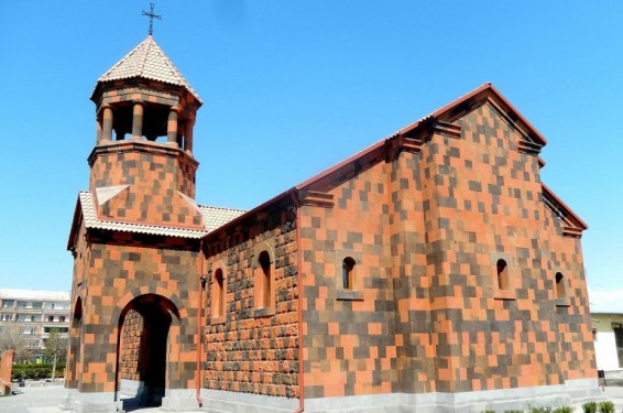 Միջադեպ եկեղեցում. Արմավիրի եկեղեցում քաղաքացին անպատվել է մոմավաճառին, ձեռքերով հարվածել սենյակի ապակիներին, կոտրել դրանք