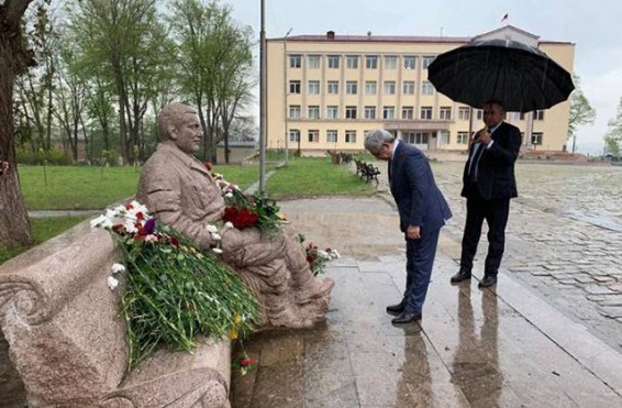 Սերժ Սարգսյանը ծաղիկներ է դրել Հայրենական պատերազմում և Շուշիի ազատագրման ժամանակ զոհվածների հուշարձանին