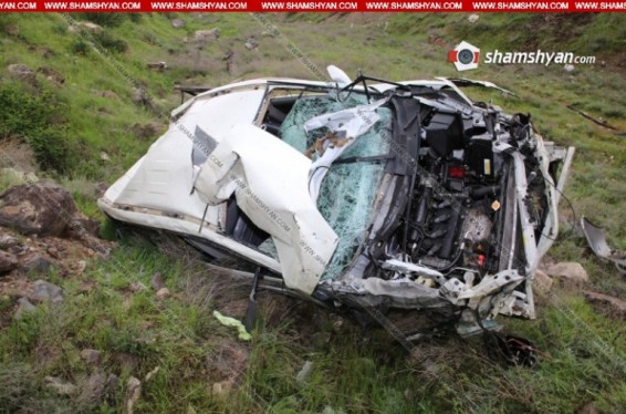 Կոտայքում 30-ամյա վարորդը Nissan-ով բախվել է երկաթե արգելապատնեշներին, մի քանի պտույտ գլորվել և կողաշրջված հայտնվել ձորում. կան տուժածներ. Shamshyan.com