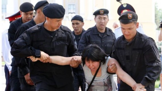 В Казахстане задерживают активистов и блокируют интернет. Что происходит?