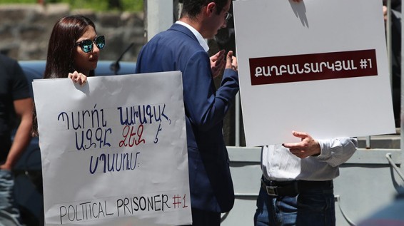 Сторонники второго президента Армении Роберта Кочаряна проводят акцию протеста напротив суда