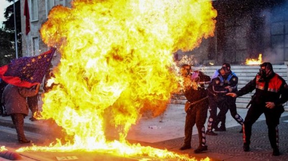 Петарды против водометов. Что происходит в столице Албании?