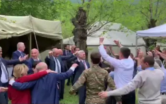 VIDEO: Серж Саргсян танцует в Карабахе в компании Саакяна, Баласаняна и Гукасяна