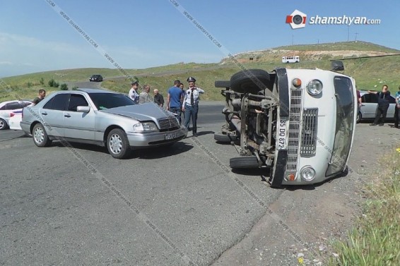Խոշոր վթար Նուբարաշենում. Mercedes-ի հետ բախումից հետո «Երազ»-ը շրջվել է