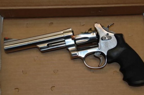 Ախուրյանում քաղաքացին կամավոր հանձնել է թմբուկավոր ատրճանակ ու «Ֆ-1» տիպի նռնակ