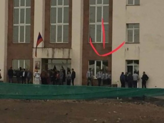 Աջափնյակի դատարանի ապակիներն են կոտրել, քաշքշել աշխատանքի գնացող դատավորների