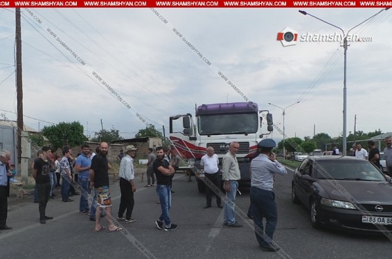 Զվարթնոց թաղամասի բնակիչները փակել են Երևան-Արմավիր մայրուղին և պահանջում են խմելու ջրի խնդիրը լուծել. Shamshyan.com