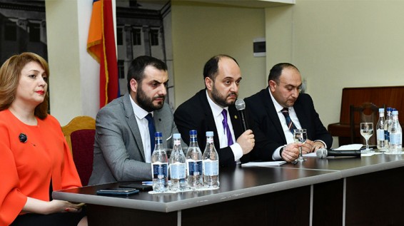 Փաստաթղթերն ընդունել ամեն օր. նախարարը` տնօրեններին