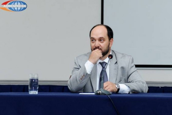 Араик Арутюнян с ректором Лилит Арзуманян обсудит проблемы, выдвинутые студентами театрального института