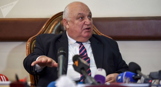 Ректор Ереванского госунирситета Арам Симонян подал в отставку