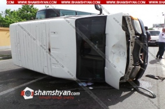 «Զվարթնոց» օդանավակայանի խաչմերուկում Ford Transit-ը բախվել է բետոնե արգելապատնեշին, կողաշրջվել և հայտնվել ճանապարհի մեջտեղում. Shamshyan.com