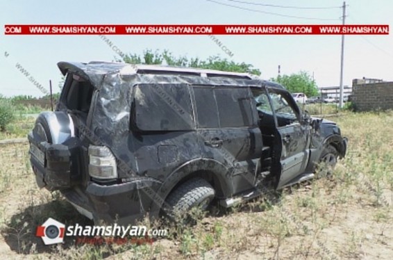 Արմավիրի մարզում բախվել են Mercedes-ն ու Mitsubishi Pajero-ն. վերջինը կողաշրջվել է և հայտնվել բնակչի հողամասում. կա վիրավոր. Shamshyan.com