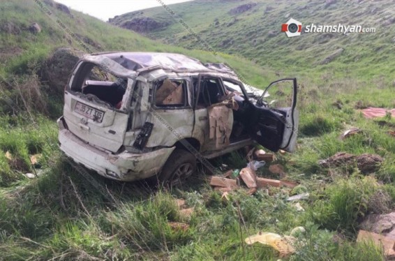 Սյունիքում ավտոմեքենան դուրս է եկել երթևեկելի գոտուց և, մի քանի պտույտ գլորվելով, հայտնվել ձորակում. կա 1 զոհ, 2 վիրավոր. Shamshyan.com
