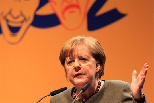 Գերմանուհին պատկերել է մերկ Մերկելին՝ արջին նստած