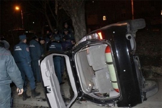 Երևան-Սևան ավտոճանապարհին մեքենան բախվել է ծառին եւ կողաշրջվել. վարորդը տեղում մահացել է