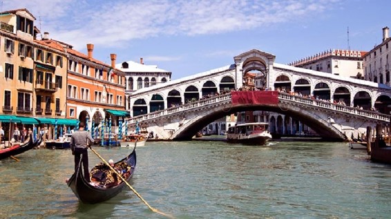 Վենետիկում կարգելվի շրջել լողազգեստներով եւ ուտել արգելված վայրերում