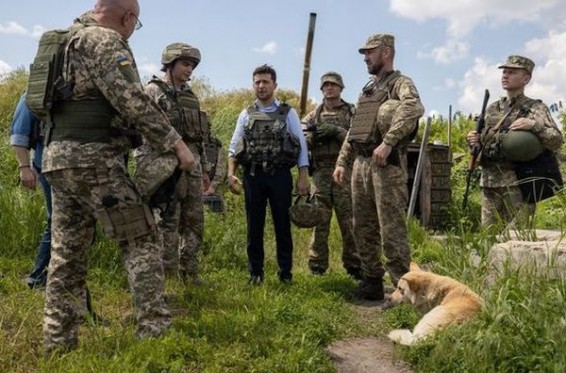 Зеленский и глава Генштаба ВСУ опозорились на передовой на Донбассе — СМИ