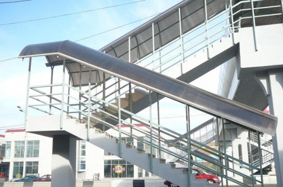 Երևանում քաղաքացին բարձրացել է վերգետնյա անցման գովազդային վահանակի վրա և սպառնացել ցած նետվել