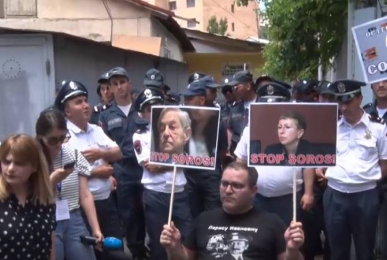 Нарек Малян проводит акцию у офиса Фонда “Открытое общество”