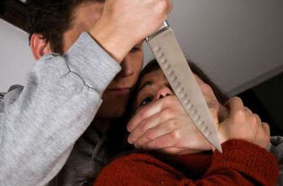 Անհայտ անձը մտել է խանութ, բռնել է վաճառողուհու պարանոցը, դանակը դրել պարանոցին ու փող պահանջել