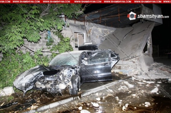 «Մերսեդեսը» Արտաշատի խճուղում բախվել է  ՃՈ նախկին հենակետի պատին. վիրավորներից մեկի վիճակը ծանր է